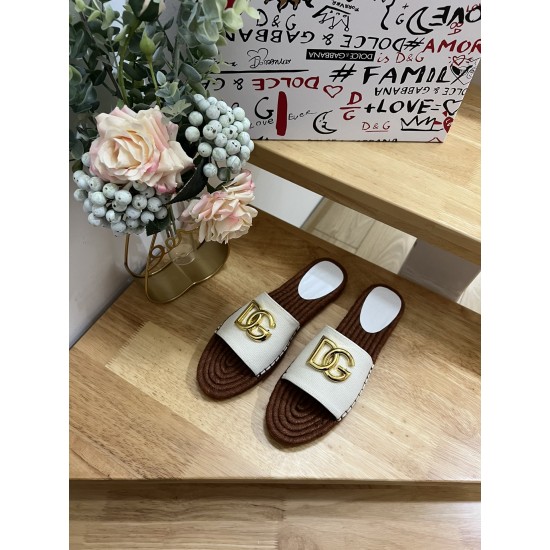 DG slippers