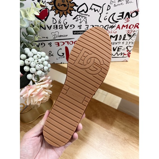 DG slippers