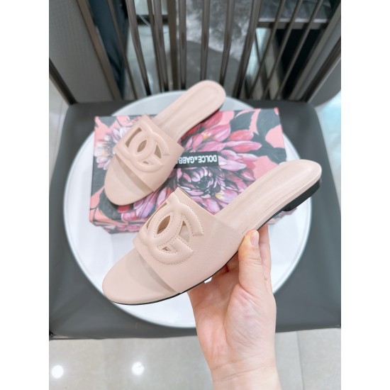 DG slippers