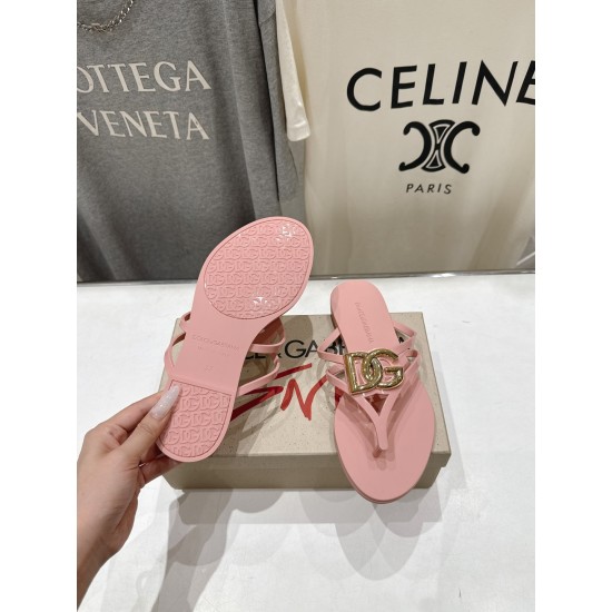 DG slippers