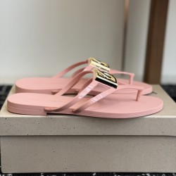 DG slippers