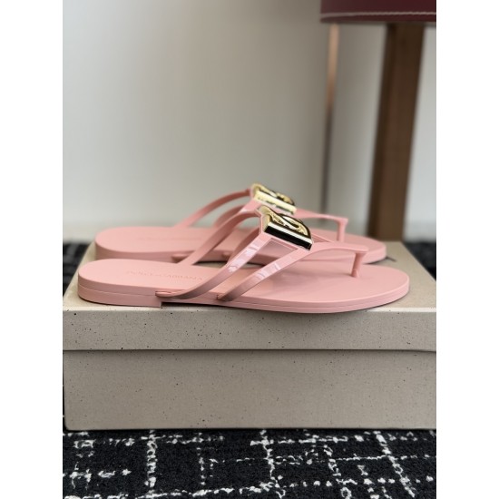 DG slippers