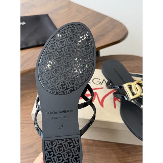 DG slippers