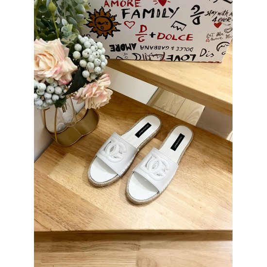 DG slippers