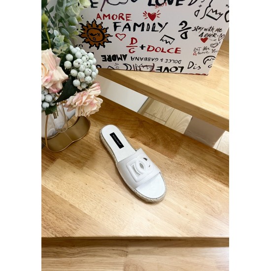 DG slippers