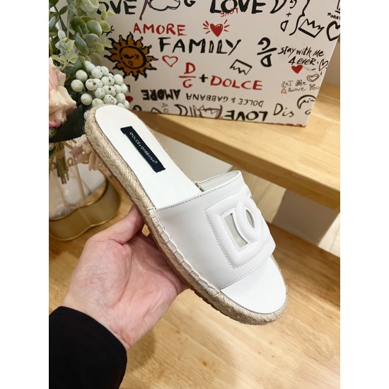 DG slippers