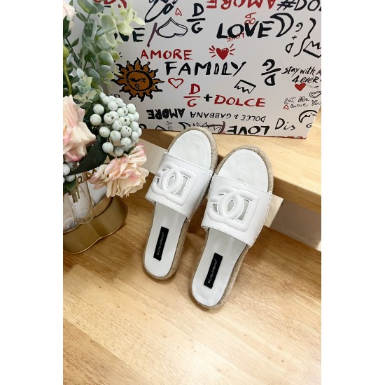 DG slippers