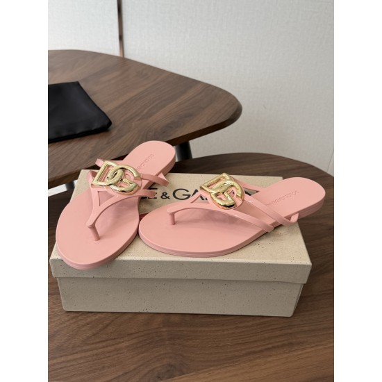 DG slippers