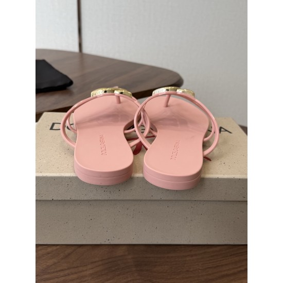 DG slippers
