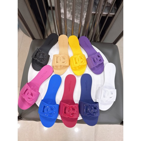 DG slippers