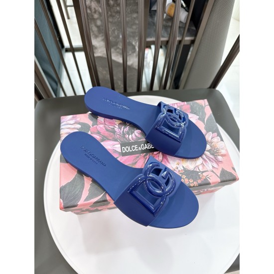 DG slippers