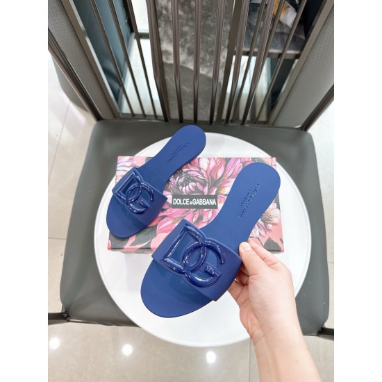 DG slippers