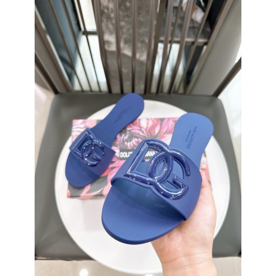 DG slippers