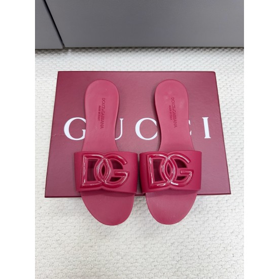 DG slippers