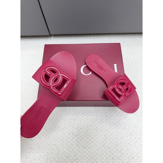 DG slippers