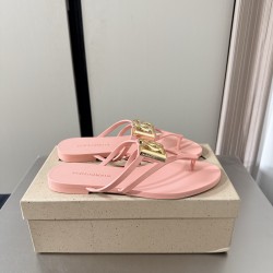 DG slippers