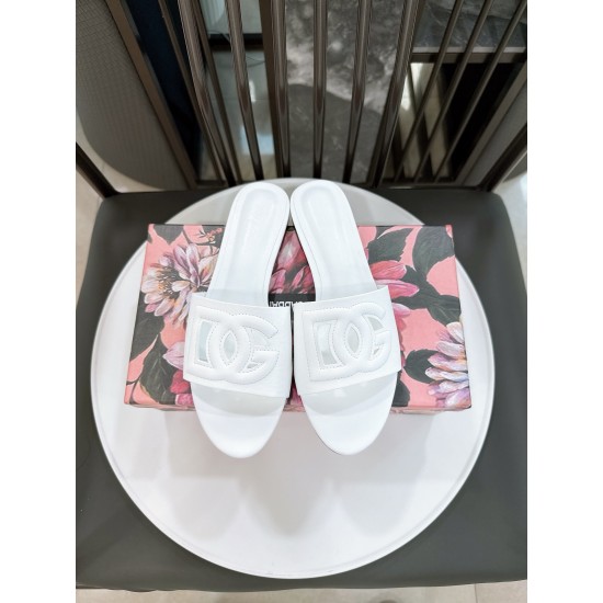 DG slippers