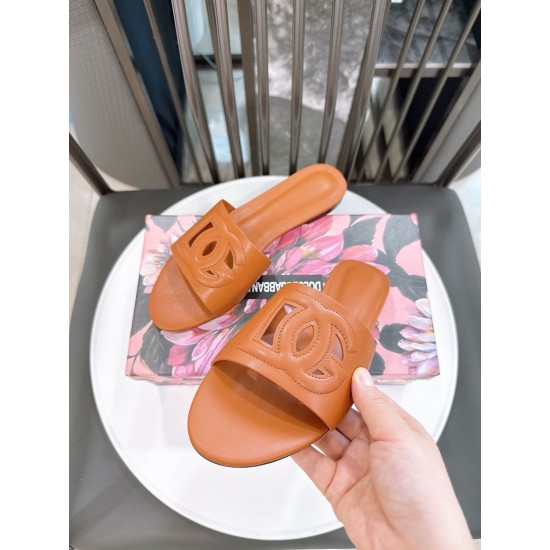DG slippers