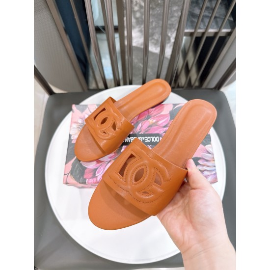 DG slippers