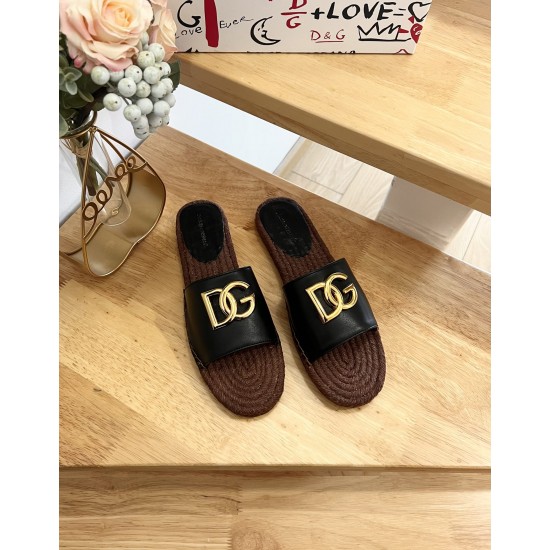 DG slippers
