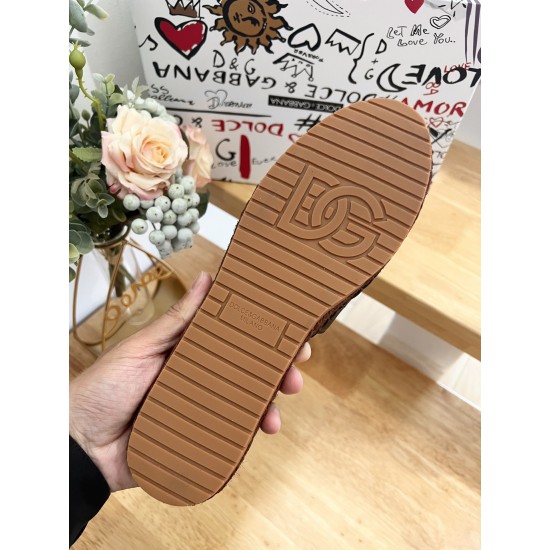DG slippers