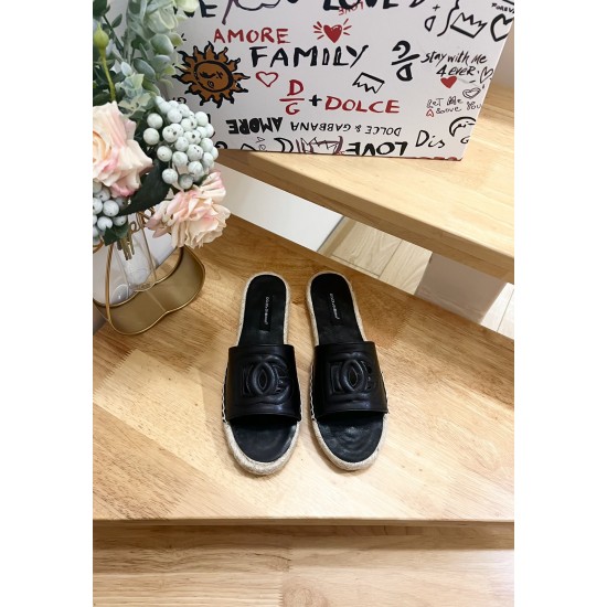 DG slippers