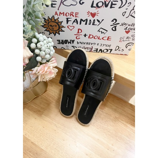 DG slippers