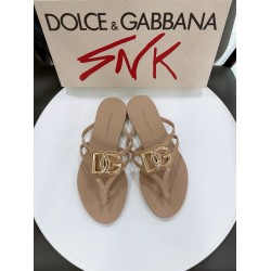 DG slippers
