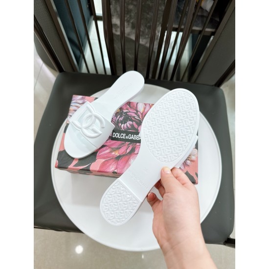 DG slippers