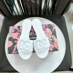 DG slippers