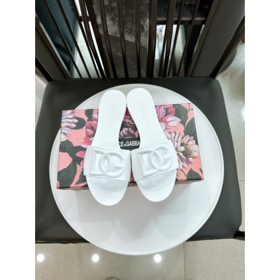 DG slippers