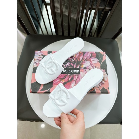 DG slippers