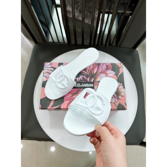 DG slippers