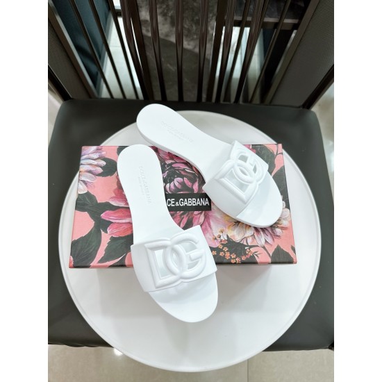 DG slippers