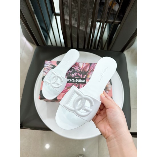 DG slippers