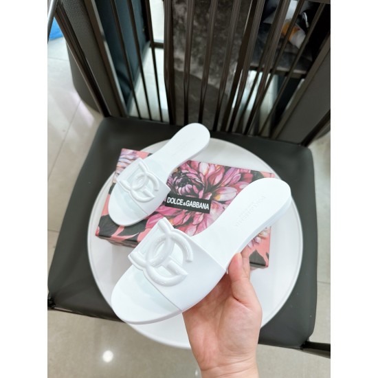 DG slippers