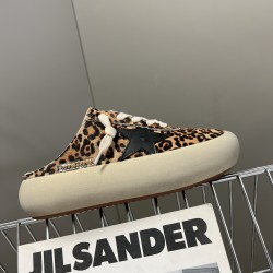 GGDB slippers