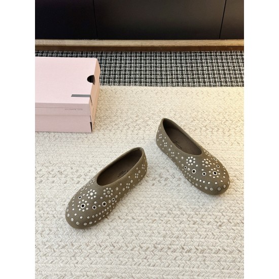 GGDB slippers