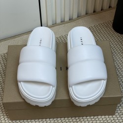 Inuikii Slippers Collection
Women 35-40
