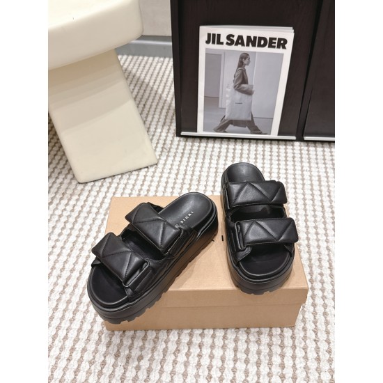 Inuikii Slippers Collection
Women 35-40

