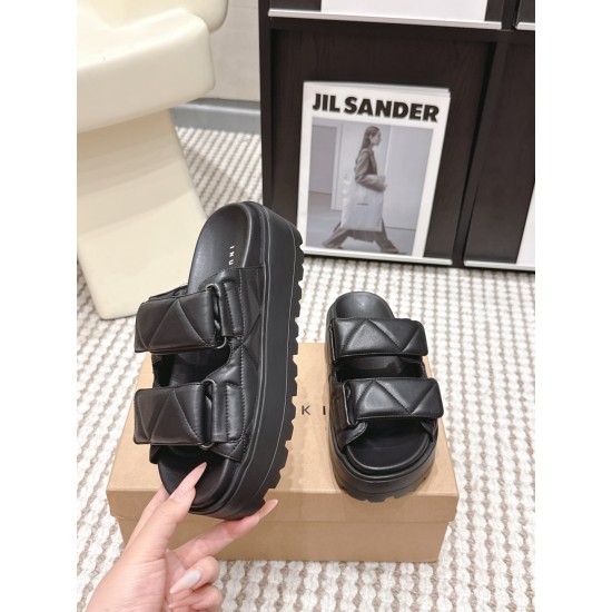 Inuikii Slippers Collection
Women 35-40
