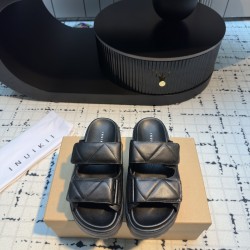 Inuikii Slippers Collection
Women 35-40
