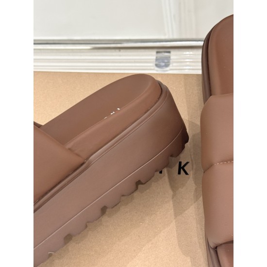 Inuikii Slippers Collection
Women 35-40
