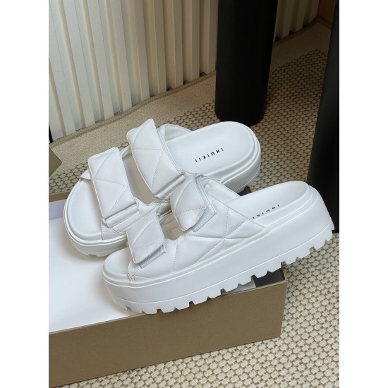 Inuikii Slippers Collection
Women 35-40
