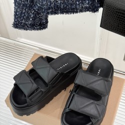 Inuikii Slippers Collection
Women 35-40
