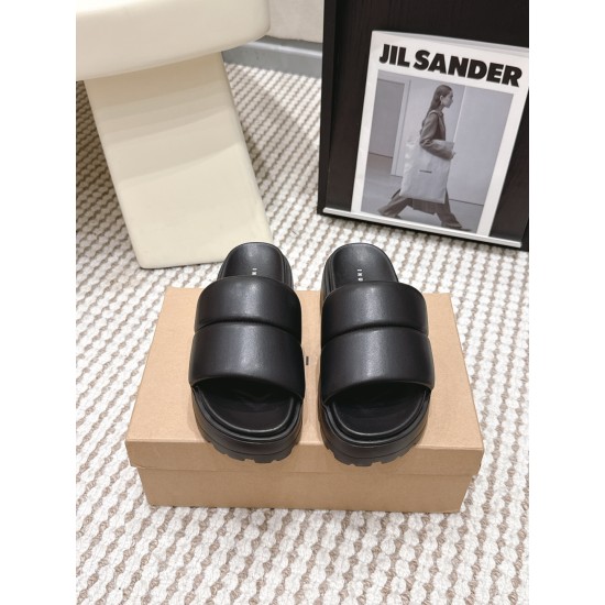 Inuikii Slippers Collection
Women 35-40
