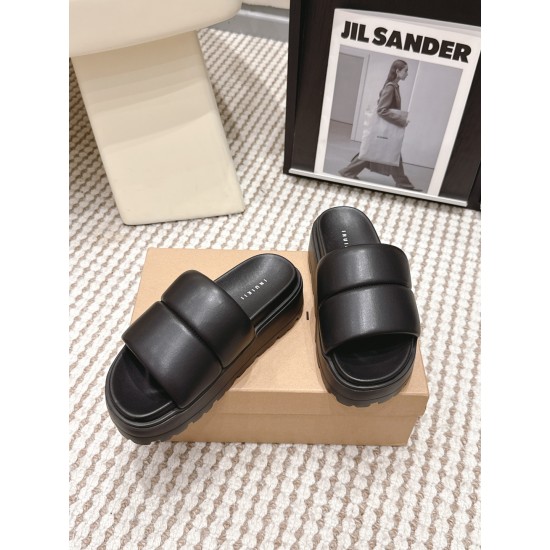 Inuikii Slippers Collection
Women 35-40
