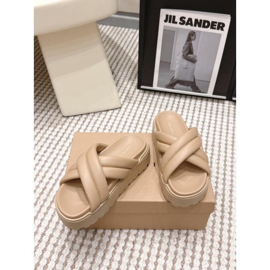 Inuikii Slippers Collection
Women 35-40
