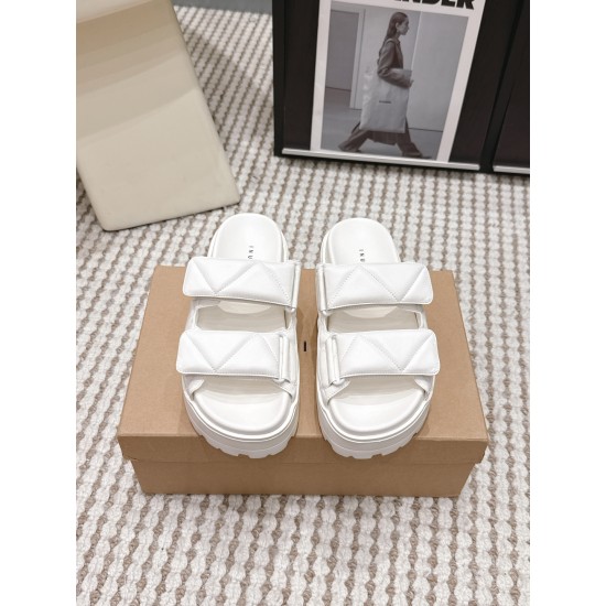 Inuikii Slippers Collection
Women 35-40
