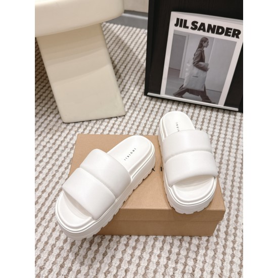 Inuikii Slippers Collection
Women 35-40
